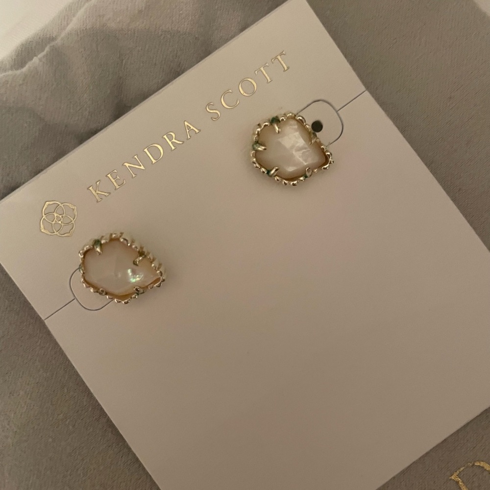 Kendra Scott Tessa stud earrings with jewelry bag. White mother of pearl